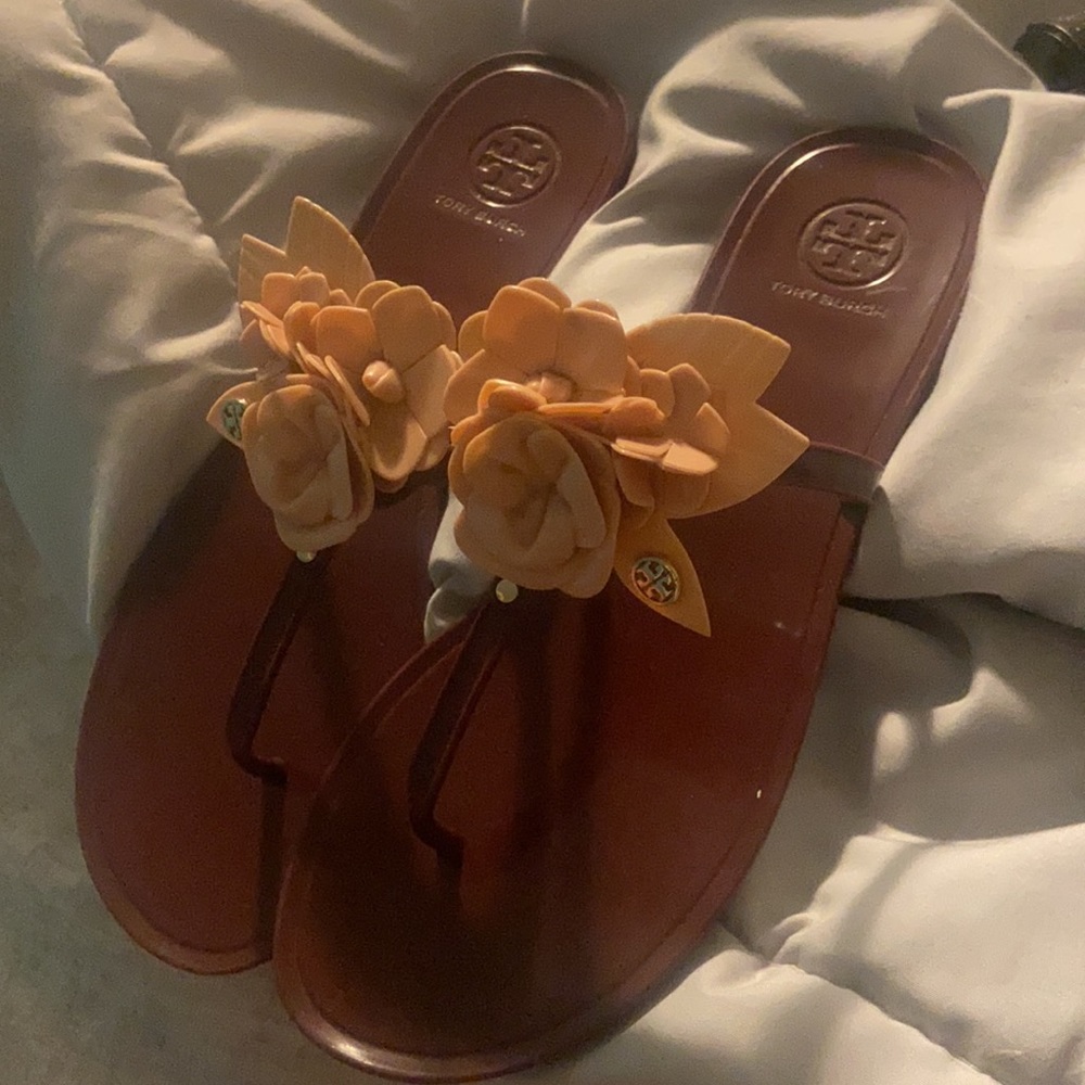 These absolutely beautiful tory burch sandals